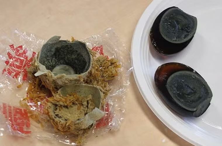 Quá trình chế biến trứng thế kỷ đòi hỏi thời gian và sự cẩn trọng cao độ. Món ăn thường được phục vụ tại các nhà hàng với mù tạt, cháo thịt lợn. Tuy nhiên, trẻ em không được khuyến khích ăn nhiều bởi nó có khả năng dẫn đến tình trạng nhiễm chì nguy hiểm.