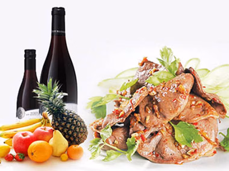 Làm gia vị ướp thịt bò. Khi chế biến thịt bò, chị em có thể dùng chút rượu vang đỏ để ướp cùng tỏi, muối, tiêu và chanh. Món ăn sẽ có được vị ngọt mềm, thơm mùi đặc trưng. Ảnh: Hamruou.net