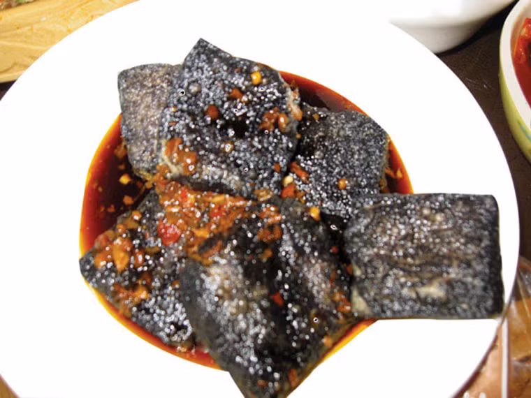 Đậu phụ thối. Nhiều người “lạnh nhạt” với đậu phụ thối bởi mùi thum thủm và hình dạng bên ngoài xấu xí. Tuy nhiên, khi thưởng thức bạn sẽ nhanh chóng bị chinh phục bởi sự kết hợp hoàn hảo từ độ giòn, vị ngọt, cay hấp dẫn.