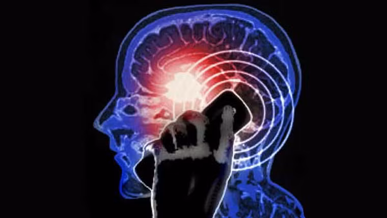 Lựa chọn điện thoại có chỉ số bức xạ thấp. Khi mua điện thoại mới, nên chú ý đến chỉ số SAR (Specific Absorption Rate). Chỉ số này cho biết lượng phóng xạ có thể phát ra. Lượng này càng thấp càng tốt.