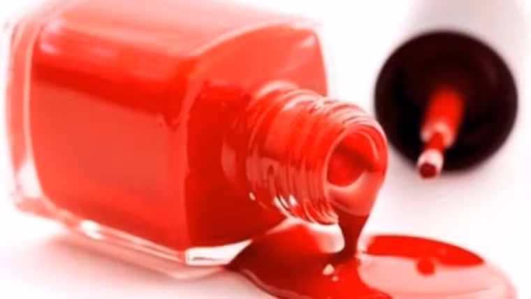 Phthalates. Hóa chất này thường được thêm vào trong các loại kem dưỡng ẩm, sơn móng tay, nước hoa hoặc các sản phẩm tiêu dùng bằng nhựa. Trong phòng thí nghiệm, phthalates có khả năng gây rối loạn nội tiết tố, thúc đẩy sự phát triển, lây lan của các tế bào ung thư vú, cổ tử cung.