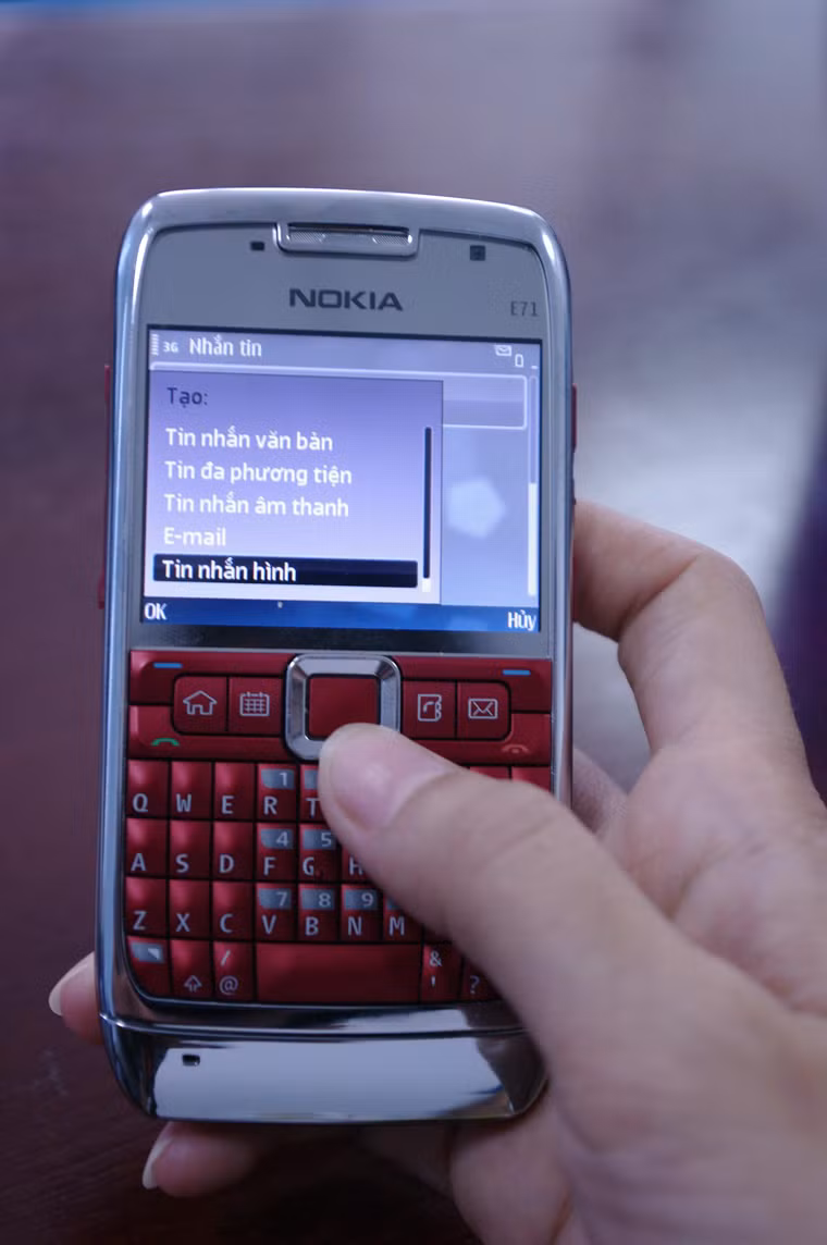 Nhắn tin khi có thể. EWG tin rằng, liên lạc bằng cách nhắn tin khiến điện thoại di động phát ra lượng bức xạ ít hơn so với nói chuyện trực tiếp. Việc cầm điện thoại trên tay cũng góp phần giữ nguồn phóng xạ ở xa so với não bộ.