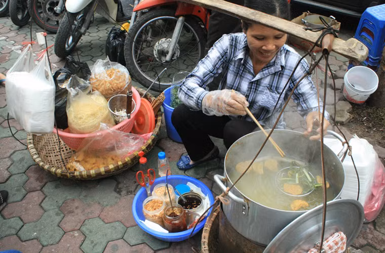 Miến trộn 42C, Lý Thường Kiệt. Vốn là một gánh hàng rong nên suất ăn ở đây rất rẻ, chỉ 22.000 đồng/bát song đầy ắp các nguyên liệu ăn kèm. (Ảnh: Theo Diachianuong.com).