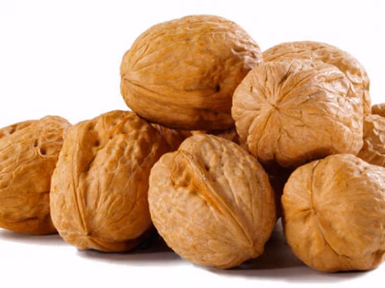 Quả óc chó. Ngoài việc chứa lượng chất xơ dồi dào, quả óc chó còn khá giàu axit béo omega – 3. Trong khi đó, dưỡng chất này từng được các nhà khoa học chứng minh có khả năng ngăn ngừa các loại ung thư nói chung, ung thư buồng trứng nói riêng khá hiệu quả.