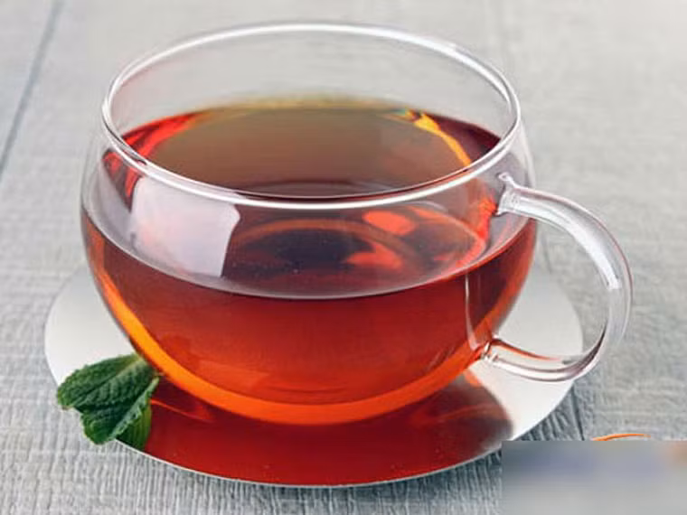 Trà. Các nghiên cứu khẳng định, uống trà giảm khả năng mắc ung thư buồng trứng đến hơn 50%. Mỗi ngày, chỉ cần thưởng thức 2 tách trà cũng mang lại tác dụng ngừa bệnh bất ngờ.