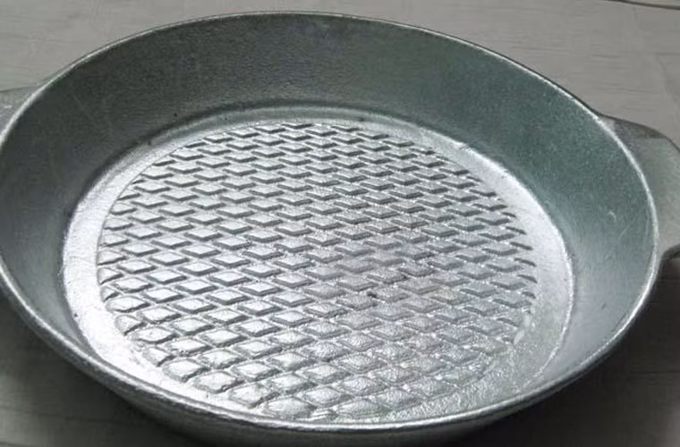 Nhằm bảo vệ sức khỏe gia đình, khi mua đồ nhôm nên chú ý chọn loại có lớp phủ axit đồng nhất, ánh sáng phản quang tốt, nguồn gốc xuất xứ rõ ràng.