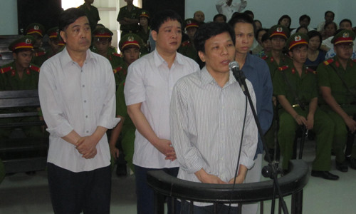 Bị cáo Sơn, Quang, Hùng, Giáp tại tòa.