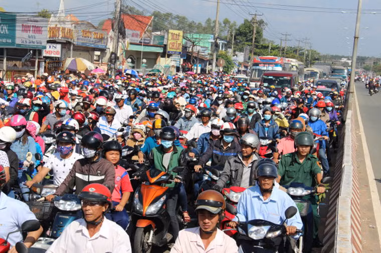 Lực lượng công an và dân phòng đứng phân luồng giao thông trước cổng khu du lịch, không cho xe máy rẽ sang đường để tránh kẹt xe khiến nhiều người dân phản ứng… Ở hướng lưu thông ngược lại của quốc lộ 13 (từ Bình Phước về Bình Dương), có rất nhiều người đi xe máy để tới khu du lịch Đại Nam và cũng bị mắc ket.