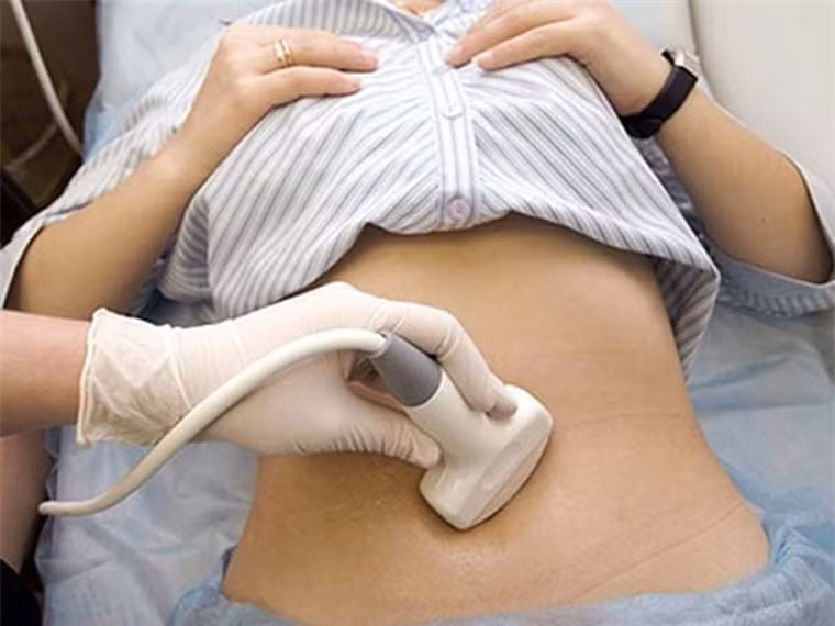 Xét nghiệm Pap không giúp bạn phát hiện ung thư buồng trứng. Nhiều phụ nữ nhầm tưởng tiến hành xét nghiệm Pap sẽ giúp họ phát hiện ung thư buồng trứng. Thực tế không phải như vậy, xét nghiệm này chỉ cho phép phát hiện các dấu hiệu bất thường ở tế bào cổ tử cung mà thôi. Khi có biểu hiện nghi ngờ các bác sĩ sẽ khám âm đạo, tử cung,… siêu âm để phát hiện khối u, làm các xét nghiệm khác như chụp X - quang, chụp cắt lớp, cộng hưởng từ… để chẩn đoán.