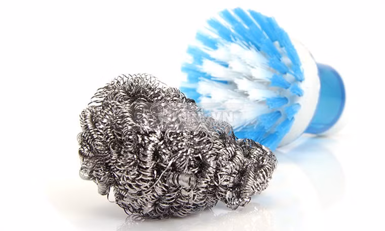 Tránh sử dụng cọ sắt đánh rửa. Thông thường, đồ nhôm được bọc một lớp bảo vệ, tránh trường hợp kim loại phản ứng với chất khác gây ngộ độc. Vì vậy, không nên dùng cọ sắt đánh rửa bởi chúng có thể gây xước, làm mất lớp bảo vệ.