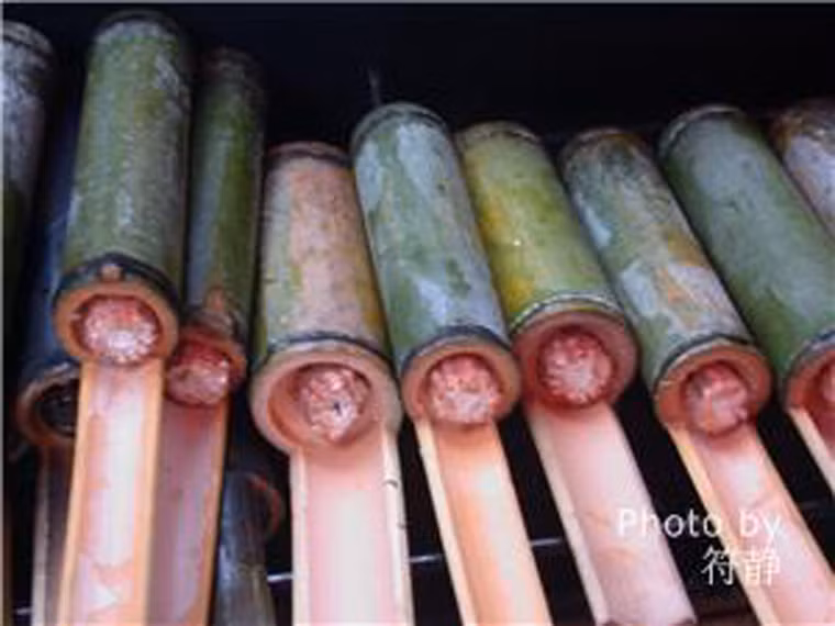 Cơm lam. Thành phần chính của cơm lam Trung Quốc gồm thịt lợn, gạo vo sạch rồi cho vào ống nưá. Tiếp đó, người ta nướng ống nứa cho đến khi chín tới. Món ăn có được sự béo ngậy từ thịt lợn, hương thơm mát của tre, ngọt bùi từ hạt gạo.