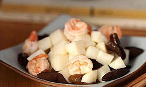 Củ đậu xào tôm. Không quá cầu kỳ, nguyên liệu để làm món này gồm củ đậu, tôm, mộc nhĩ, gừng, hành và các loại gia vị. Khi thưởng thức, bạn dễ dàng bị chinh phục bởi vị thơm thơm bùi bùi từ tôm kết hợp với vị giòn tan đến từ củ đậu.