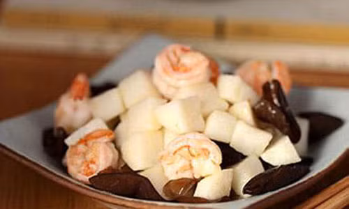 Củ đậu xào tôm. Không quá cầu kỳ, nguyên liệu để làm món này gồm củ đậu, tôm, mộc nhĩ, gừng, hành và các loại gia vị. Khi thưởng thức, bạn dễ dàng bị chinh phục bởi vị thơm thơm bùi bùi từ tôm kết hợp với vị giòn tan đến từ củ đậu.