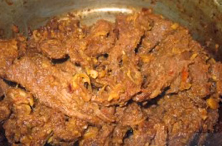 Tiếp đó, cho thịt cùng nước ướp vào rang trên ngọn lửa nhỏ lửa chừng 20 phút. Đợi đến khi cạn nước thì tắt bếp. Ảnh: Amthucgiadinh.net