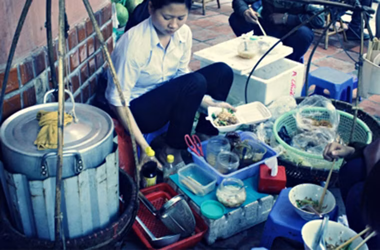 Miến trộn cuối ngõ 91, Nguyễn Chí Thanh. Không cần sở hữu cơ ngơi bề thế, gánh miến trộn của cặp vợ chồng trẻ nơi đây ngày nào cũng đông nghịt khách. Chỉ cần bỏ ra 20.000 đồng là bạn có ngay tô miến, bánh đa trộn đầy đặn, tuyệt ngon. (Ảnh. Theo Ione)