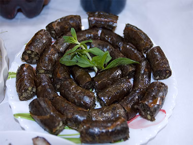 Dồi chó. Các món từ thịt chó không chỉ là món ăn đơn thuần. Trong tâm thức người Việt, nó còn được coi là món ăn mang đến sự may mắn. Người Việt không bao giờ ăn thịt chó vào ngày đầu năm, đầu tháng song lại có niềm tin mạnh mẽ việc thưởng thức thịt chó vào những người cuối tháng, cuối năm có thể xua đi vận đen.