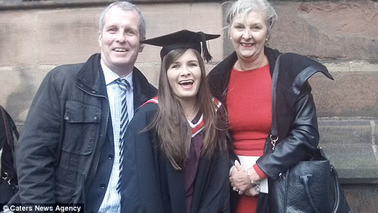 Chia sẻ về tình trạng của mình, Hannah nói: “Ba năm qua tại trường học thực sự khó khăn. Tôi nỗ lực không ngừng khi tiến hành điều trị, cảm giác mệt mỏi luôn thường trực. Có những lúc muốn bỏ cuộc nhưng người thân và gia sư của tôi đã ủng hộ hết lòng, tiếp sức để tôi đến được đích ngày hôm nay.