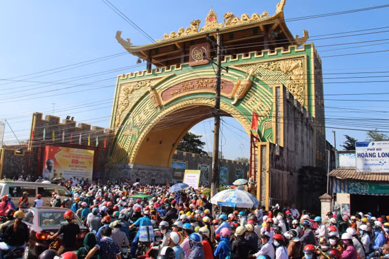 Các dịch vụ “ăn theo” như giữ xe, bán nước uống…ngay lập tức mọc lên hai bên đường. Giá giữ xe các điểm tự phát giao động từ 10.000-20.000 đồng nhưng vẫn thiếu chỗ gửi. Dòng người kẹt xe quá dài giữa cái nắng gay gắt, ô tô di chuyển qua một đoạn ngắn khoảng 3km trước cổng khu du lịch này mà mất tới gần 2 tiếng đồng hồ… khiến nhiều người mệt mỏi và cáu gắt.