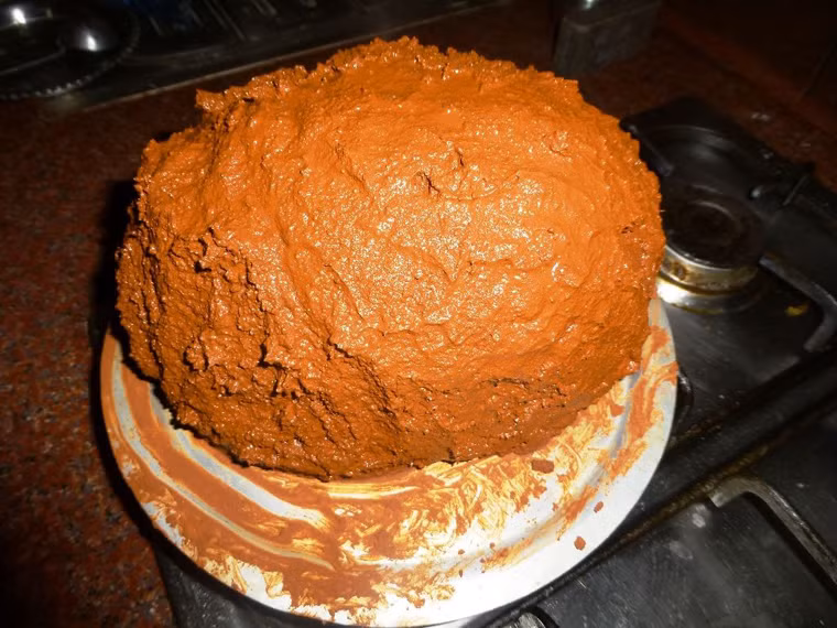 Tiếp đó, dùng đất sét chuẩn bị sẵn bọc đều lên toàn bộ thân gà. Lưu ý không nên bọc quá dày hoặc quá mỏng. Việc bọc dày quá khiến gà lâu chín trong khi bọc quá mỏng khiến lớp đất nhanh chóng co lại, phần thịt dễ bị cháy sém. Tốt nhất, duy trì lớp đất sét chừng 0.5cm là phù hợp.