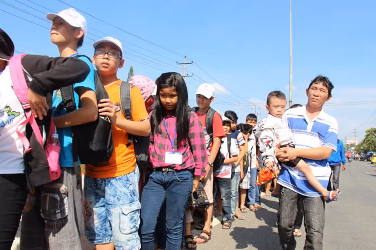 Trong khu du lịch, lượng người cũng ken đặc. Khu du lịch tiến hành dựng bảng thông báo trong khu du lịch hết chỗ để xe và yêu cầu khách tự tìm chỗ gửi xe ở ngoài.