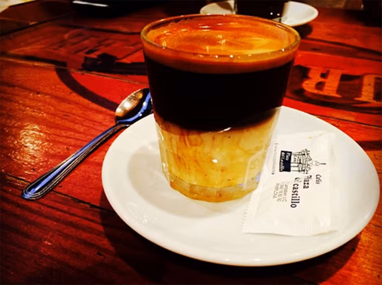 Cafe Bombon, Tây Ban Nha. Không giống như các loại đồ uống thông thường, Cafe Bombon tạo điểm nhấn cho mình bằng sự pha trộn cà phê với sữa theo tỷ lệ 1:1.