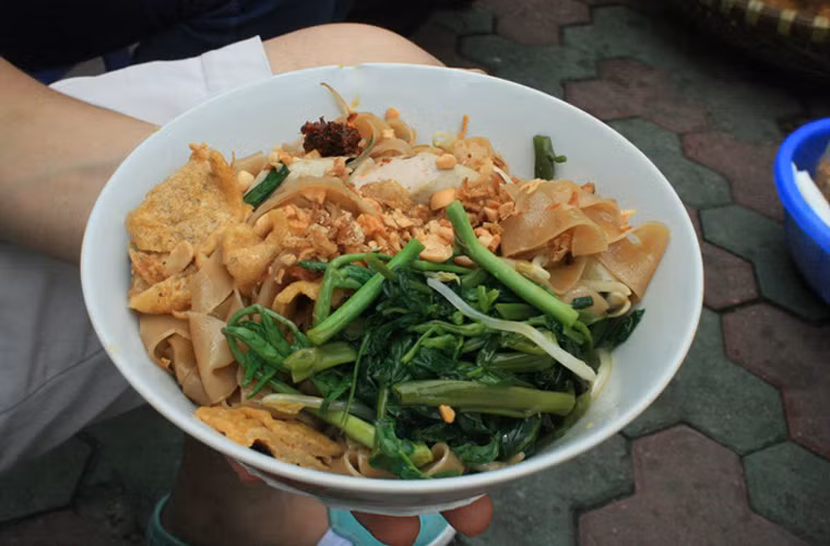 Quán chỉ mở từ 11 giờ trưa song luôn được thực khách săn đón nhờ sự dẻo dai của bánh đa, mềm mà không nát của miến cùng cảm giác giòn tan từ rau muống, thơm ngọt từ chả cá. Nước dùng ở đây cũng khá đặc biệt với vị chua chua, thanh mát. (Ảnh: Theo Diachianuong.com).