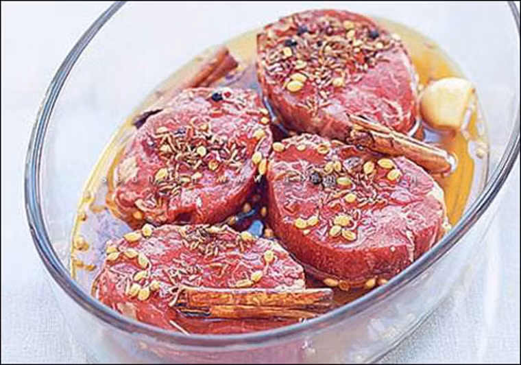 Ướp thịt quá lâu. Ướp thịt là cách đơn giản để giúp tăng hương vị món ăn. Bên cạnh đó, các loại gia vị trong hỗn hợp nước ướp cũng góp phần không nhỏ trong việc giảm nguy cơ hình thành chất gây ung thư trong đồ nướng.