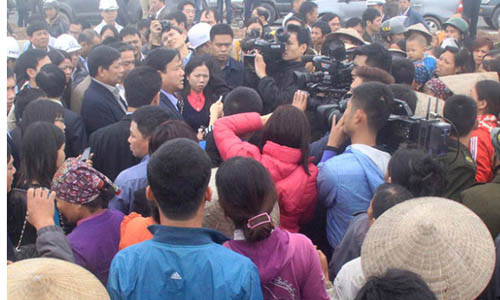 Bộ trưởng Bộ GTVT Đinh La Thăng bị người dân vây trên công trường dự án đường nối Nhật Tân - Nội Bài. Ảnh. Quang Minh.