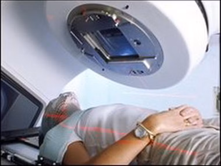 “Bệnh của tôi có cần phải điều trị?”. Khác với các loại ung thư khác, ung thư tiền liệt tuyến không phải lúc nào cũng cần phải điều trị ngay lập tức. Thuật ngữ “giám sát” được sử dụng khá phổ biến trong chăm sóc sức khỏe người ung thư tiền liệt tuyến. Nguyên nhân bởi nhiều trường hợp bệnh tiến triển chậm, không ảnh hưởng nghiêm trọng đến sức khỏe hiện tại. Việc trì hoãn đôi khi có lợi hơn so với việc điều trị và chịu tác dụng phụ từ bệnh.