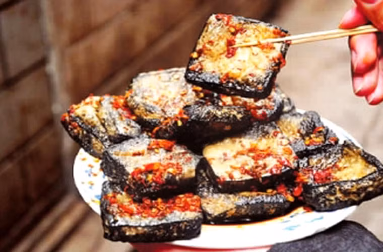 Sự độc đáo khiến đậu phụ thối phổ biến khắp Trung Quốc. Tuy nhiên, đậu được làm tại Trường Sa, Nam Kinh và Thiệu Hưng nổi tiếng thơm ngon hơn cả.