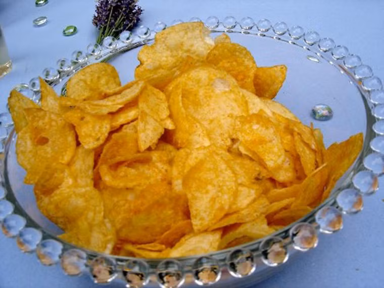 Không ăn đồ rán, khoai tây chiên. Thức ăn chế biến bằng cách nướng, chiên hoặc rang ở nhiệt độ cao dễ hình thành acrylamide gây ung thư. Chính vì vậy, nên tránh xa nhóm thực phẩm này càng sớm càng tốt. Nếu có thói quen ăn vặt, bạn nên thay thế đồ nướng, rán bằng bánh quy hoặc các loại trái cây.