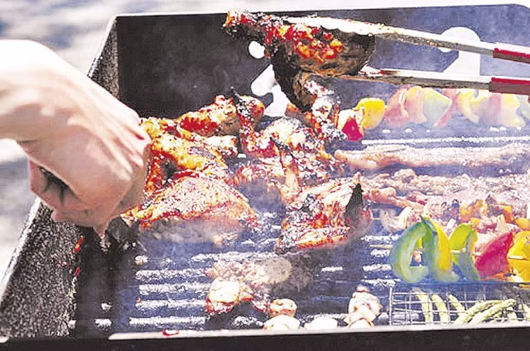 Nướng đồ ăn nhiều khói. Nhiều người thích chế biến đồ ăn trên than hồng để mang lại hương vị đặc trưng cho món nướng. Tuy nhiên, bằng cách này có thể khiến món ăn nhiễm nhiều khói, hoàn toàn không có lợi cho sức khỏe.