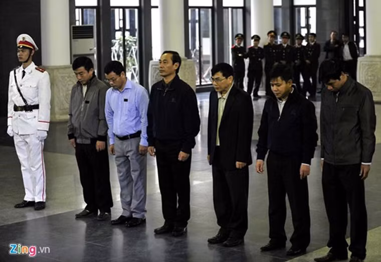 Lãnh đạo Ban quản lý Dự án đường sắt trên cao trang nghiêm thành kính tạ lỗi trước linh cữu nạn nhân vụ rơi bó thép.