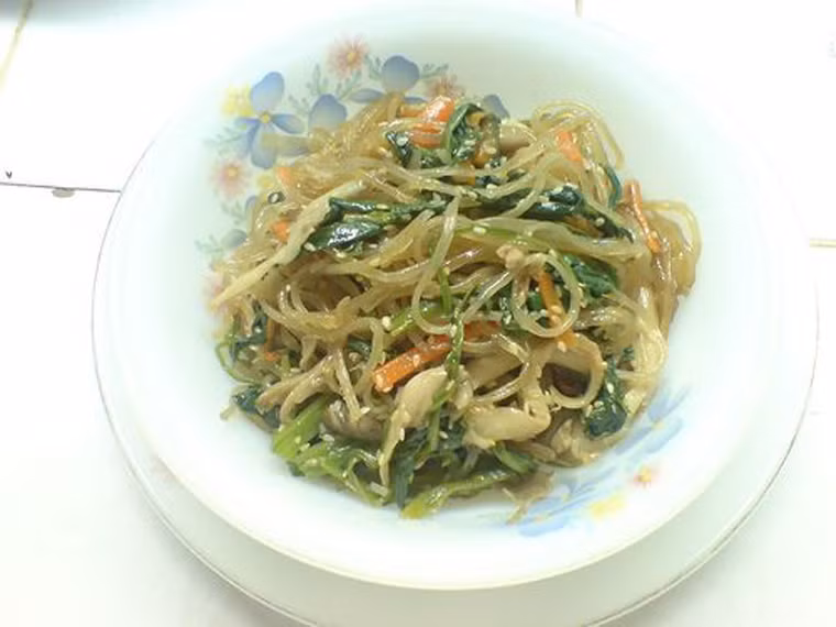 Món ăn ở đây ngon nhờ miến được trần kỹ song vẫn mềm, dai, không bị nát. Tất cả được trộn với gạch cua nguyên chất, hành khô trưng, rau cải, giá đỗ, vài miếng chả cá và giò tai cắt miếng tạo nên vị thơm ngậy, béo ngọt hấp dẫn. Tuy nhiên, quán chỉ mở từ 11 giờ đến 20h30 mà thôi. (Ảnh: Theo Monngonhanoi).