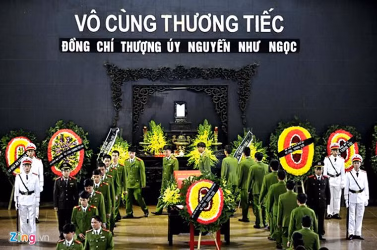 Sau đoàn gia đình, người thân là tập thể cán bộ, giáo viên, sinh viên trường Học viện An Ninh, do thiếu tướng Lê Minh Hùng - Phó giám đốc học viện dẫn đầu tới thắp nén hương thượng úy Ngọc. Ông Lê Đình Thọ, Thứ trưởng Bộ Giao thông cũng tới chia buồn. Lần lượt các đơn vị Công an huyện Gia Lâm, Đội quản giáo, trại giam số 2, trại giam số 3, Công an các quận huyện cùng tới dâng hương chia buồn với gia đình.