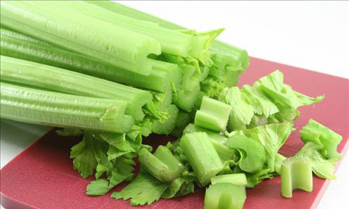 Tiêu thụ apigenin có nhiều trong cần tây góp phần ngăn ngừa ung thư buồng trứng, gan, phổi, dạ dày hiệu quả.