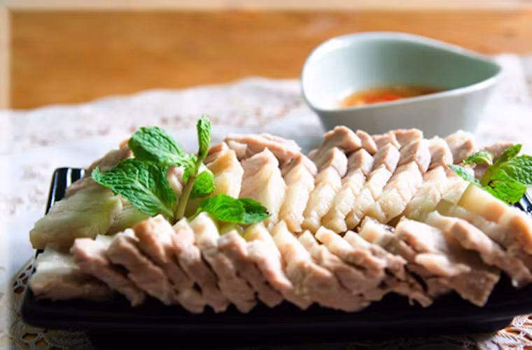 Khử mùi hôi của thịt lợn. Lợn được nuôi bằng cám tăng trọng thường có mùi hôi, ảnh hưởng đến hương vị món ăn. Để loại bỏ mùi khó chịu này, khi luộc chín chị em có thể thêm vài giọt rượu trắng rồi vớt ra để ráo là có thể thưởng thức.