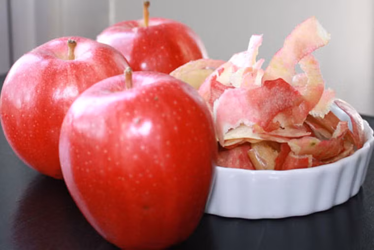 Làm thơm phòng. Mùi dầu mỡ, thức ăn còn sót lại dễ khiến phòng bếp trở nên ngột ngạt. Thay vì sử dụng nước xịt phòng đắt tiền, bạn có thể dùng một chút quế, gừng, nước cốt chanh và vỏ táo đun sôi. Hương thơm từ hỗn hợp này nhanh chóng đánh bay mùi khó chịu.