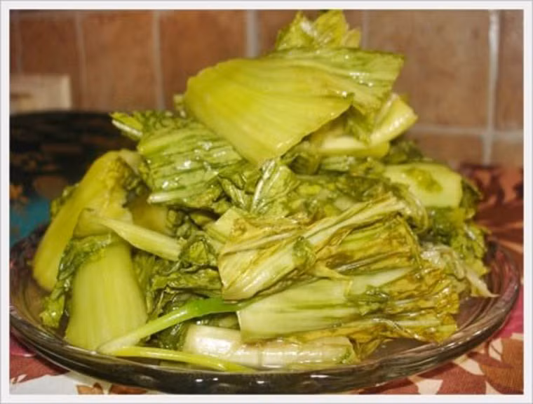 Hạn chế dùng đồ nhôm đựng đồ ăn mặn, chua. Việc sử dụng nồi nhôm để lưu trữ dưa muối, canh chua, đồ ăn mặn khiến quá trình ăn mòn kim loại diễn ra nhanh hơn, khiến bề mặt nhôm dễ chuyển màu, nhanh chóng bị rỗ. Nguy hiểm hơn, việc hấp thu các hợp chất có hại này dễ gây nên tình trạng suy giảm trí nhớ.