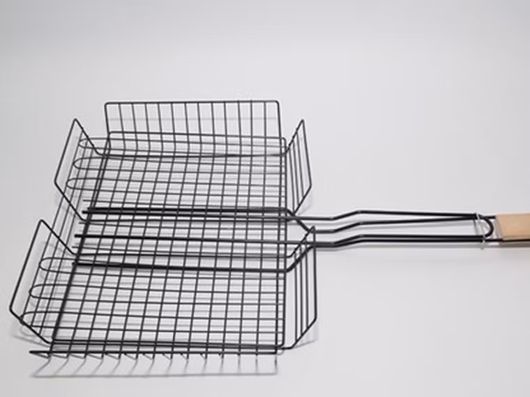 Chọn vỉ nướng bằng nhôm. Chất liệu nhôm dễ phản ứng với các axit trong nguyên liệu gây chất PAHs độc hại. Tốt nhất, nên chọn loại vỉ làm bằng gốm chịu nhiệt cao hoặc thép không gỉ.