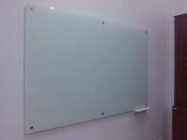 Làm sạch bảng viết. Bảng trắng viết bằng bút dạ dùng lâu thường lưu lại nhiều vết mực lấm tấm. Để làm sạch, chỉ cần xịt chút cồn vào bảng, dùng khăn lau là có thể thu được kết quả như mong đợi.