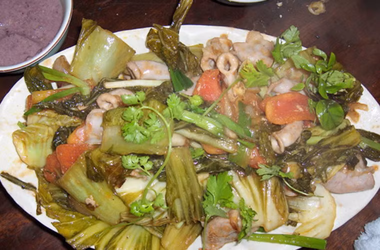 Lòng non xào dưa chua. Với món này, bạn vừa thưởng thức với cơm vừa có thể làm “mồi” nhậu. Khi chế biến, chị em nên chọn mua loại lòng non, không có màu vàng ở mặt trong để giảm cảm giác đắng khi thưởng thức. Bên cạnh đó, không nên chọn loại dưa quá chua vì chúng dễ làm giảm sự hấp dẫn từ món ăn.