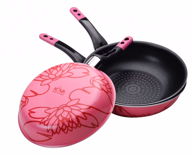 Bảo quản trên cao. Treo chảo trên giá cao là cách bảo quản tốt nhất. Bằng cách này, chảo sẽ không bị xước, biến dạng do các vật dụng khác đặt trên tác động vào.