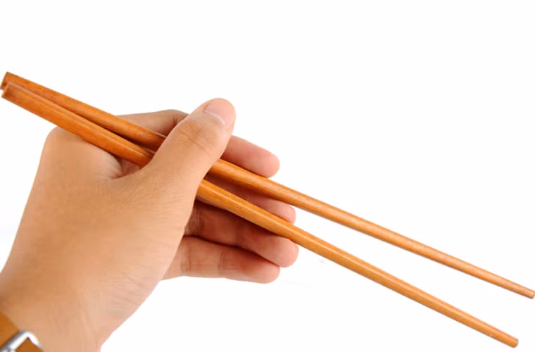 Sử dụng đũa gỗ đảo thức ăn. Việc sử dụng dụng cụ kim loại đảo thức ăn không phải ý tưởng tốt. Bằng cách này, bạn có thể vô tình làm xước bề mặt chảo, khiến lớp chống dính phủ ở đáy chảo có cơ hội trà trộn vào thức ăn gây độc hại.