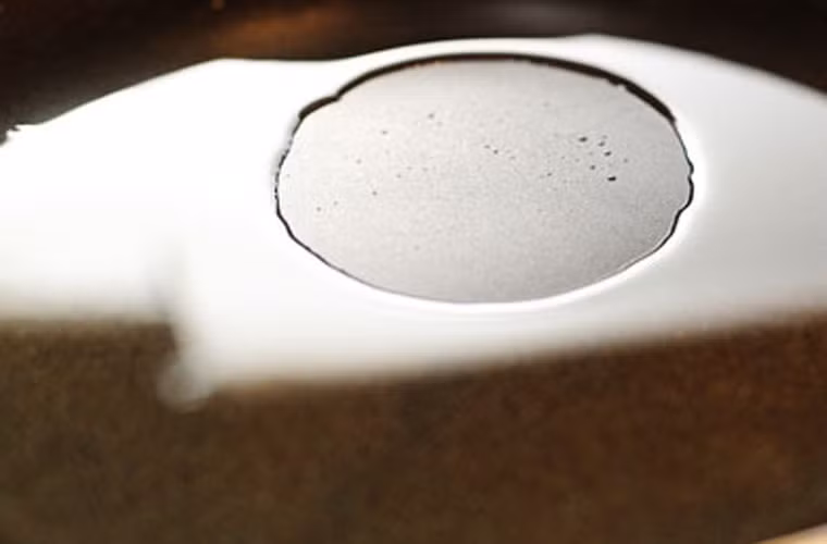 Không đặt chảo lâu trên lửa rồi mới cho dầu vào. Khi nấu bằng loại chảo thường, các bà nội trợ hay để chảo nóng lên rồi mới đổ dầu vào. Tuy nhiên với chảo chống dính, tuyệt đối không để chảo trên bếp nóng khi bên trong chảo chưa có dầu. Nguyên nhân bởi lớp sơn tĩnh điện bên ngoài sẽ giúp chảo chống dính nhanh nóng, nếu chế dầu hoặc chất lỏng khác vào đột ngột sẽ làm lớp sơn chống dính dễ bong tróc.