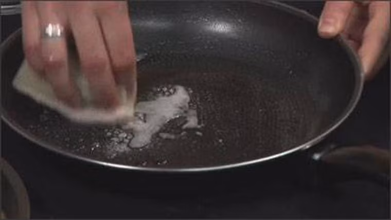 Bạn cũng không nên để muối hoặc cặn thức ăn bám vào chảo quá lâu, gây khó khăn cho việc chùi rửa. Tốt nhất khi nấu xong, đợi chảo thật nguội rồi tiến hành rửa.