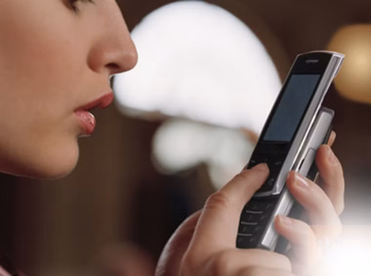 Giữ điện thoại cách xa tai. Ngoài việc sử dụng tai nghe, loa ngoài, người dùng cũng nên bảo vệ cơ thể mình bằng cách đợi đến khi có tín hiệu thông báo kết nối cuộc gọi thành công mới đưa lại gần tai nói chuyện. Suốt thời gian này, đặt điện thoại càng xa tai càng tốt thay vì áp sát điện thoại.