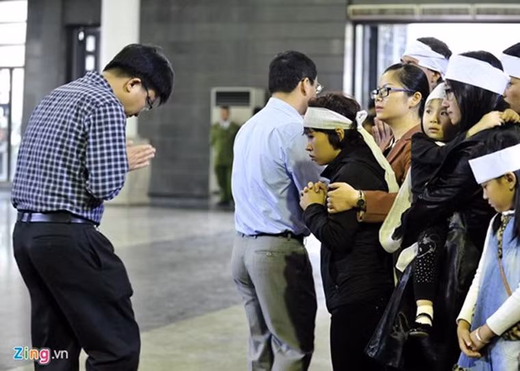 Họ cúi rạp người tại lỗi với vợ, con gái và người thân anh.