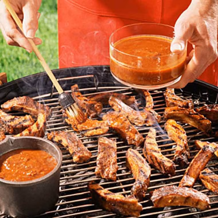 Bằng cách ướp thịt với rượu vang, món ăn sẽ có được hương vị thơm ngon, giảm tác động tiêu cực đến sức khỏe. Để món ăn ngấm đều gia vị, nên kéo dài thời gian ướp chừng 30 phút đến 2 giờ.