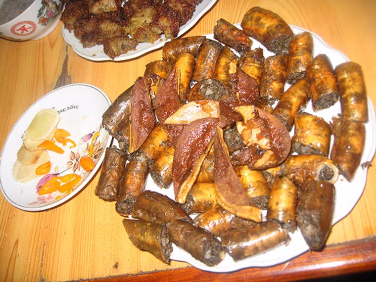 Trong các món, dồi chó là món ăn giàu đạm kết hợp vị bùi bùi. Dồi chó càng hấp dẫn hơn khi chấm với mắm tôm, nhâm nhi vài chén rượu.